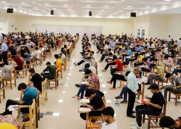 وزارت علوم: تغییرات مکرر در مصوبات کنکور به صلاح داوطلبان نیست/ اتکا صرف به آزمون تستی یک روزه، نمیتواند ملاک کاملی برای سنجش باشد؛ تأثیر سوابق تحصیلی موجب توجه بیشتر دانشآموزان به فرآیند آموزشی میشود